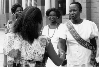 Recepção dos brasileiros na missa do Bonfim na Catedral do Porto Novo, em 1995. Foto: Milton Guran. (3)