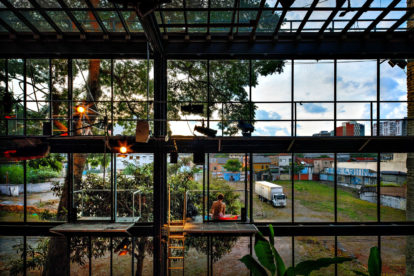 Pano de vidro do Teatro Oficina Uzyna Uzona conectando espaço interno do teatro e a cidade - Foto: Nelson Kon (3)