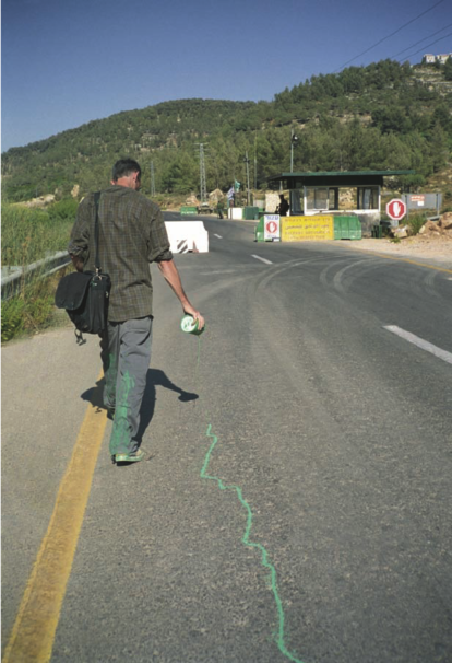 Francis Alÿs, The Green Line, Jerusalém (2004) Documentação em vídeo de uma ação. Cortesia de David Zwirner, Nova York.  (4)