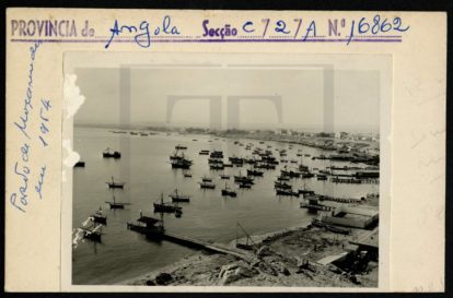 Embarcações de pesca na Baía de Moçâmedes. (Torre do Tombo)