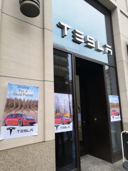 Protest of climate activists at Tesla store in Berlin-Mitte (3)